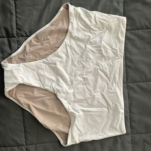 NWOT - Lululemon high waisted bikini bottoms